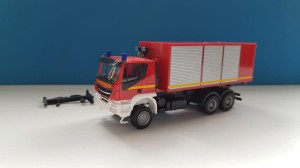 Herpa 094610 Iveco Trakker z kontenerem Straż